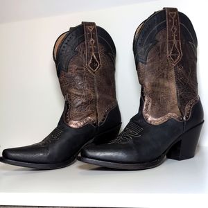 Leather Cowboy boots - Woman - Size 7B. Genuine leather. Like new used 2 times